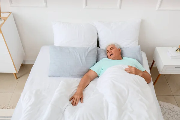 Uomo Maturo Russare Mentre Dorme Letto Problema Dell Apnea — Foto Stock