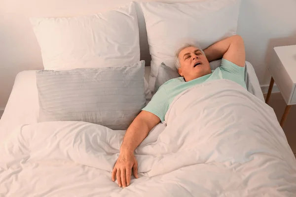 Uomo Maturo Russare Mentre Dorme Letto Problema Dell Apnea — Foto Stock