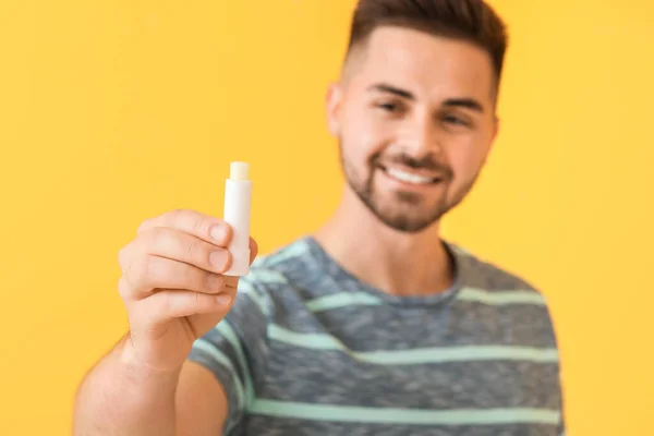 Hombre Joven Guapo Con Bálsamo Labial Sobre Fondo Color —  Fotos de Stock