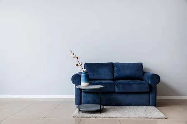 Sofá Elegante Mesa Com Flores Algodão Perto Parede Leve Quarto — Fotografia de Stock