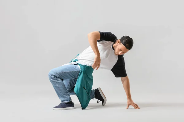 Male Hip Hop Dancer Light Background — Stock Photo, Image