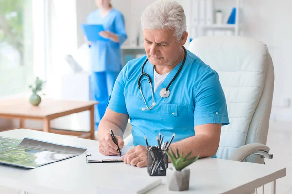 Neurologista Sénior Trabalhar Clínica — Fotografia de Stock