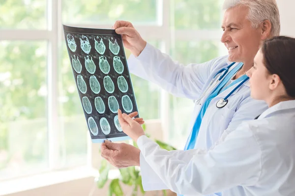 Senior Neurologist Assistant Mri Scan Human Head Clinic — Stock Photo, Image