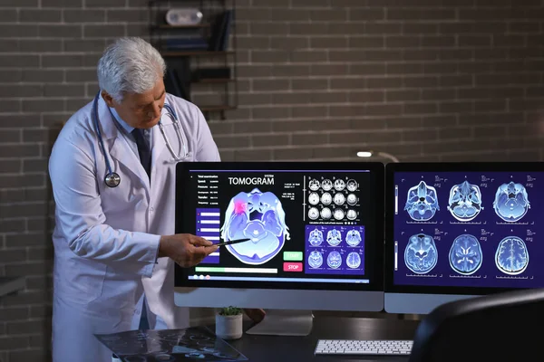Neurologista Sênior Com Ressonância Magnética Cabeça Humana Tela Monitor Computador — Fotografia de Stock