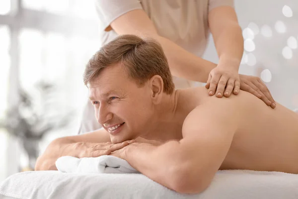 Knappe Man Ontvangt Massage Spa Salon — Stockfoto