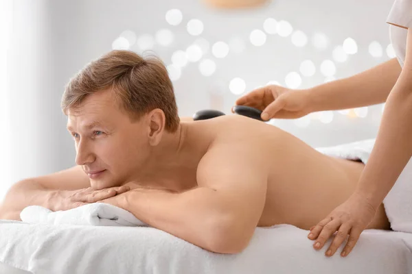 Knappe Man Ontvangt Massage Spa Salon — Stockfoto