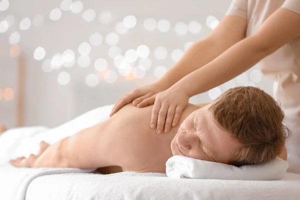 Schöner Mann Erhält Massage Wellness Salon — Stockfoto