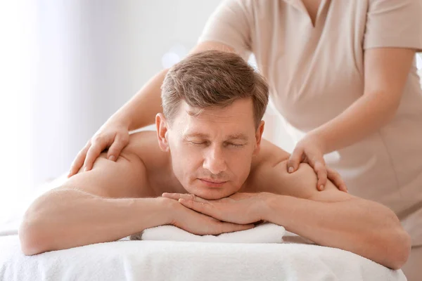 Bonito Homem Recebendo Massagem Salão Spa — Fotografia de Stock