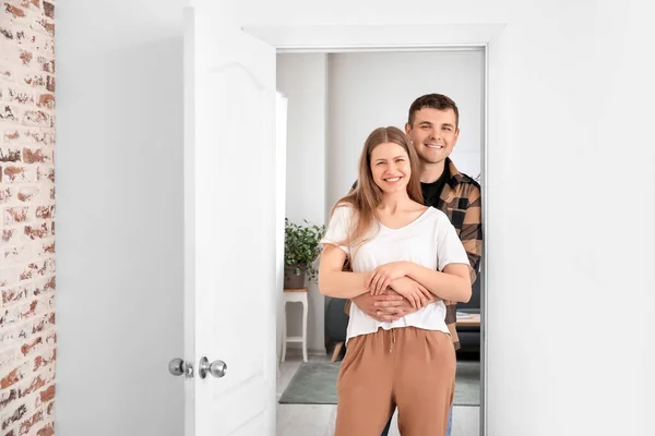 Glückliches Paar Steht Neuen Zuhause Vor Der Tür — Stockfoto