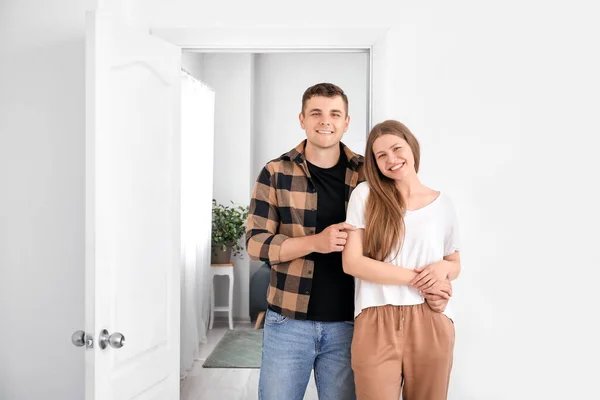 Pareja Feliz Frente Puerta Nuevo Hogar —  Fotos de Stock