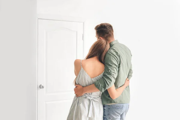 Pareja Feliz Frente Puerta Nuevo Hogar — Foto de Stock