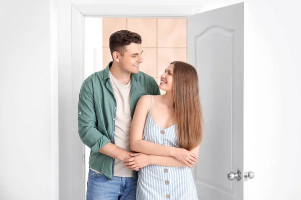Glückliches Paar Vor Der Tür Neuen Zuhause — Stockfoto