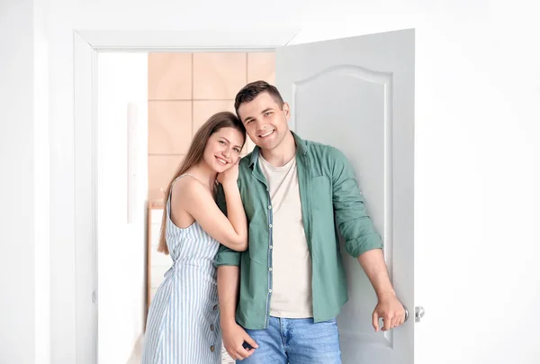 Счастливая Пара Стоящая Дверях Своего Нового Дома — стоковое фото