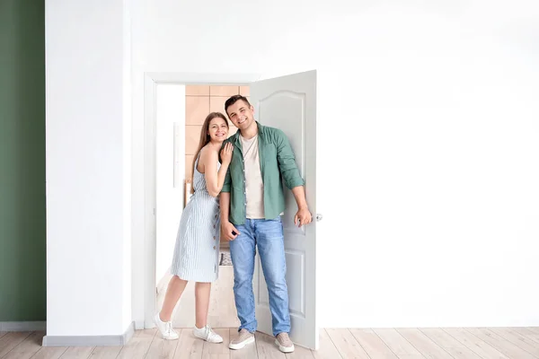 Happy Couple Standing Doorway New Home — Stock Photo, Image
