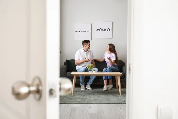 Joyeux Couple Reposant Dans Leur Nouvelle Maison Vue Par Porte — Photo