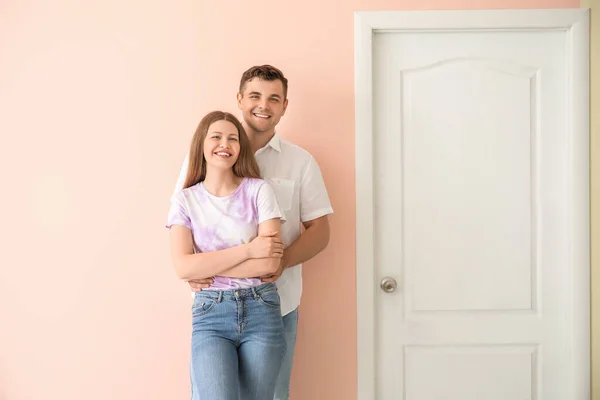 Pareja Feliz Cerca Puerta Nuevo Hogar — Foto de Stock