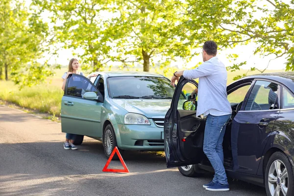 Conductores Estresados Cerca Coches Rotos Después Del Accidente — Foto de Stock