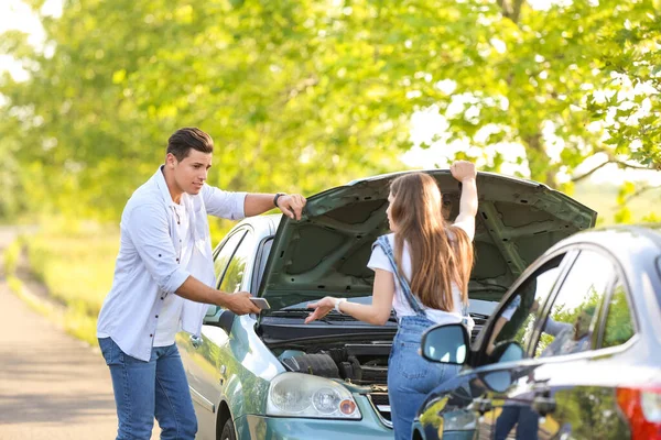 Motoristas Estressados Perto Carros Quebrados Após Acidente — Fotografia de Stock