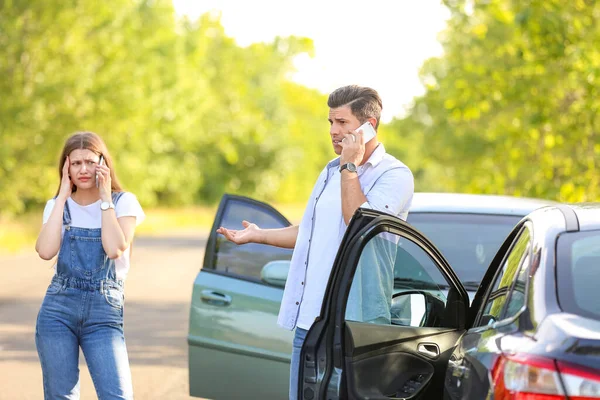 Stressade Förare Nära Trasiga Bilar Efter Olycka — Stockfoto