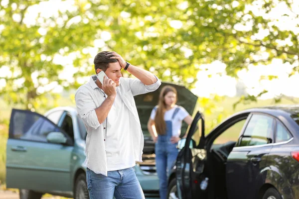 Hombre Llamando Agente Seguros Después Accidente Coche — Foto de Stock