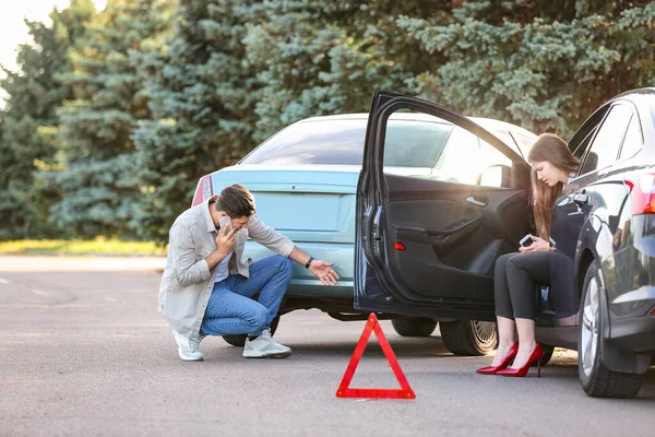 Напружені Водії Після Автомобільної Аварії Дорозі — стокове фото