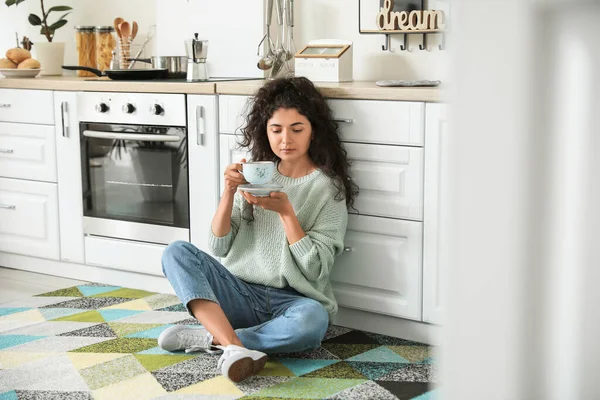 Hermosa Joven Bebiendo Caliente Casa — Foto de Stock