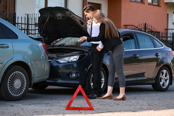 Conductores Estresados Cerca Coches Rotos Después Del Accidente — Foto de Stock