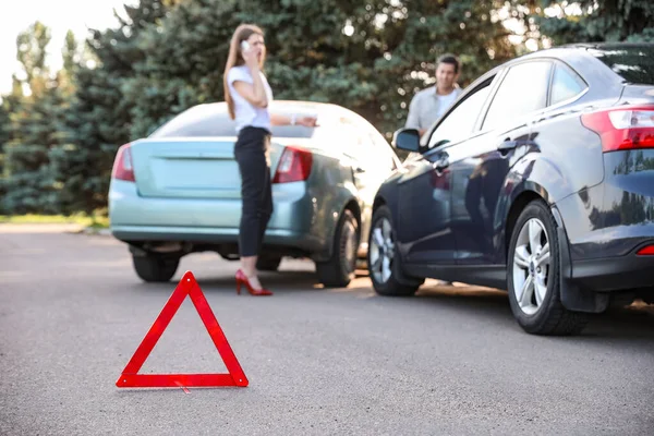 Σήμα Στάσης Έκτακτης Ανάγκης Κοντά Σπασμένα Αυτοκίνητα Μετά Από Ατύχημα — Φωτογραφία Αρχείου