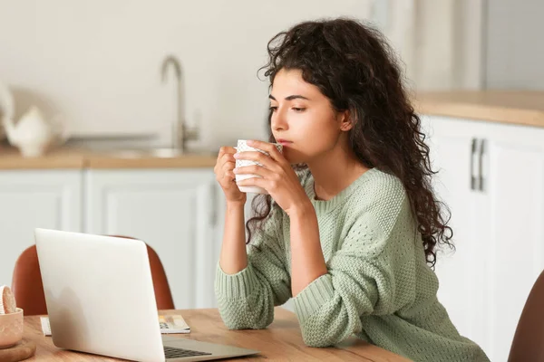 Mulher Bonita Bebendo Chá Quente Enquanto Trabalhava Laptop Casa — Fotografia de Stock