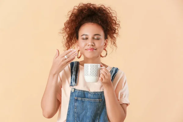 Bela Jovem Afro Americana Com Chá Quente Fundo Cor — Fotografia de Stock