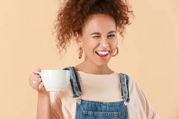 Schöne Junge Afroamerikanische Frau Mit Heißem Tee Auf Farbigem Hintergrund — Stockfoto