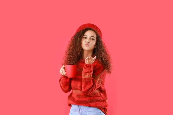 Hermosa Joven Mujer Afroamericana Con Caliente Soplando Beso Fondo Color — Foto de Stock