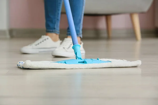 Mujer Joven Limpiando Piso — Foto de Stock