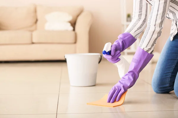 Genç Bir Kadın Evini Temizliyor — Stok fotoğraf