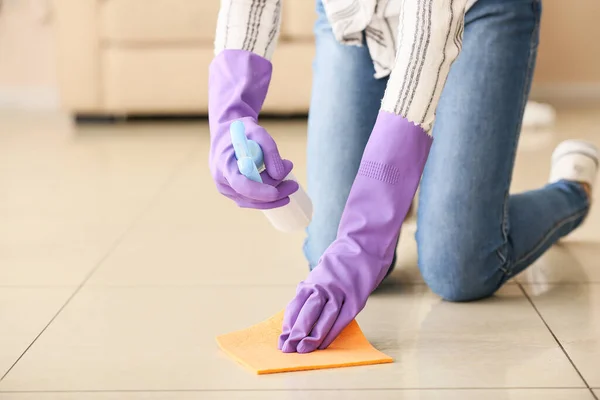 Genç Bir Kadın Evini Temizliyor — Stok fotoğraf
