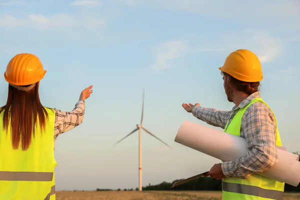 Engineers Windmill Farm Electric Power Production — Stock Photo, Image