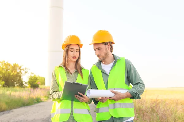 Engineers Windmill Farm Electric Power Production — Stock Photo, Image