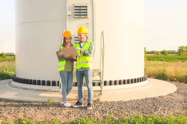 Engineers Windmill Farm Electric Power Production — Stock Photo, Image