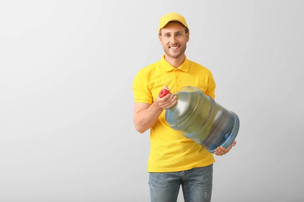 Entrega Homem Com Garrafa Água Fundo Cinza — Fotografia de Stock