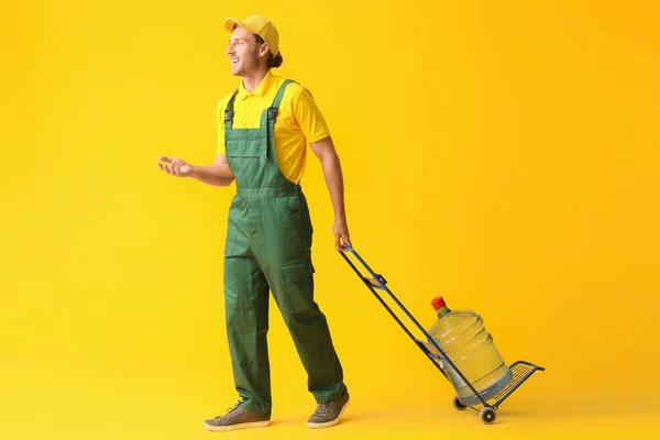 Uomo Consegna Con Bottiglia Acqua Sfondo Colore — Foto Stock