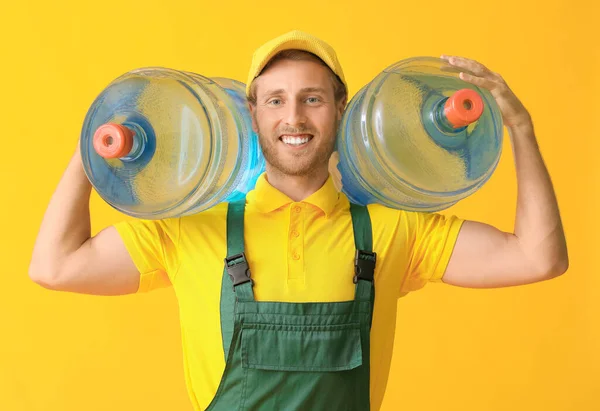 Uomo Consegna Con Bottiglie Acqua Sfondo Colore — Foto Stock