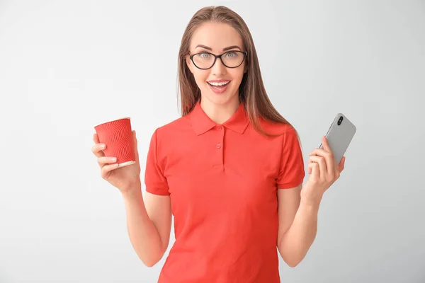 Schöne Junge Frau Stylischem Poloshirt Mit Handy Und Kaffee Auf — Stockfoto