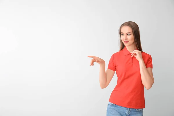 Hermosa Mujer Joven Camisa Polo Con Estilo Sobre Fondo Claro —  Fotos de Stock