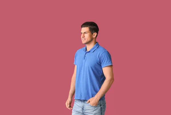 Hombre Joven Elegante Camiseta Sobre Fondo Color — Foto de Stock
