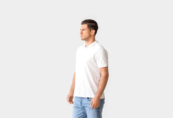 Hombre Joven Elegante Camiseta Sobre Fondo Claro —  Fotos de Stock