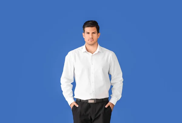 Ung Forretningsmann Stilig Skjorte Med Fargebakgrunn – stockfoto