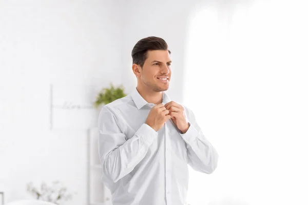 Joven Hombre Negocios Con Camisa Elegante Oficina — Foto de Stock