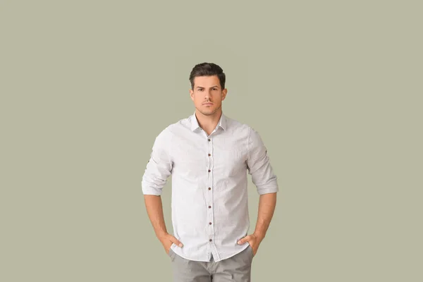 Joven Hombre Negocios Camisa Elegante Sobre Fondo Color — Foto de Stock