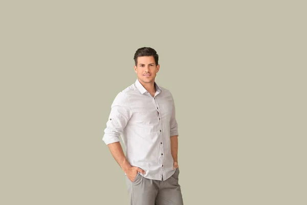 若い実業家でスタイリッシュなシャツの色の背景 — ストック写真