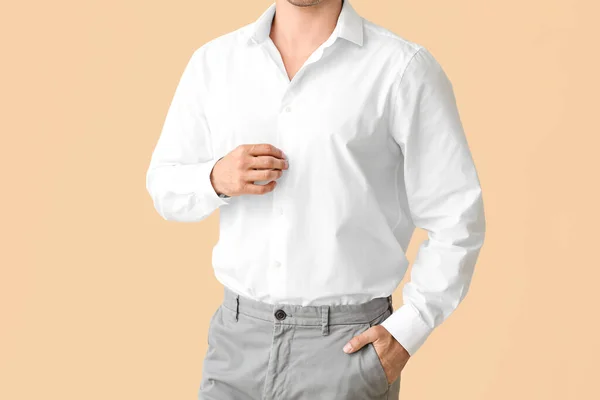 穿着色系背景的时髦衬衫的年轻商人 — 图库照片